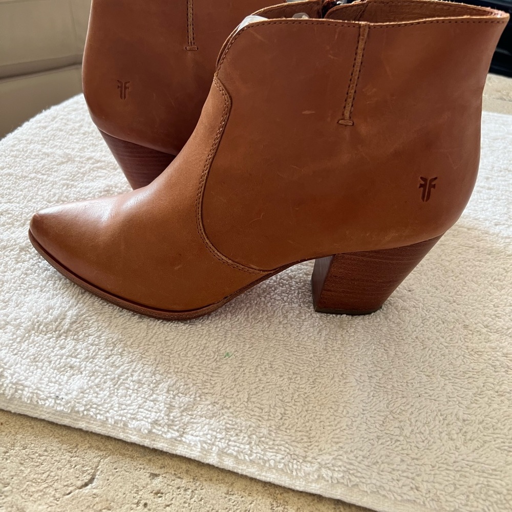 CARMEL LEATHER ANKLE BOOTIES BY FRYE… SIZE 10 MEDIUM… EXCELLENT CONDITION